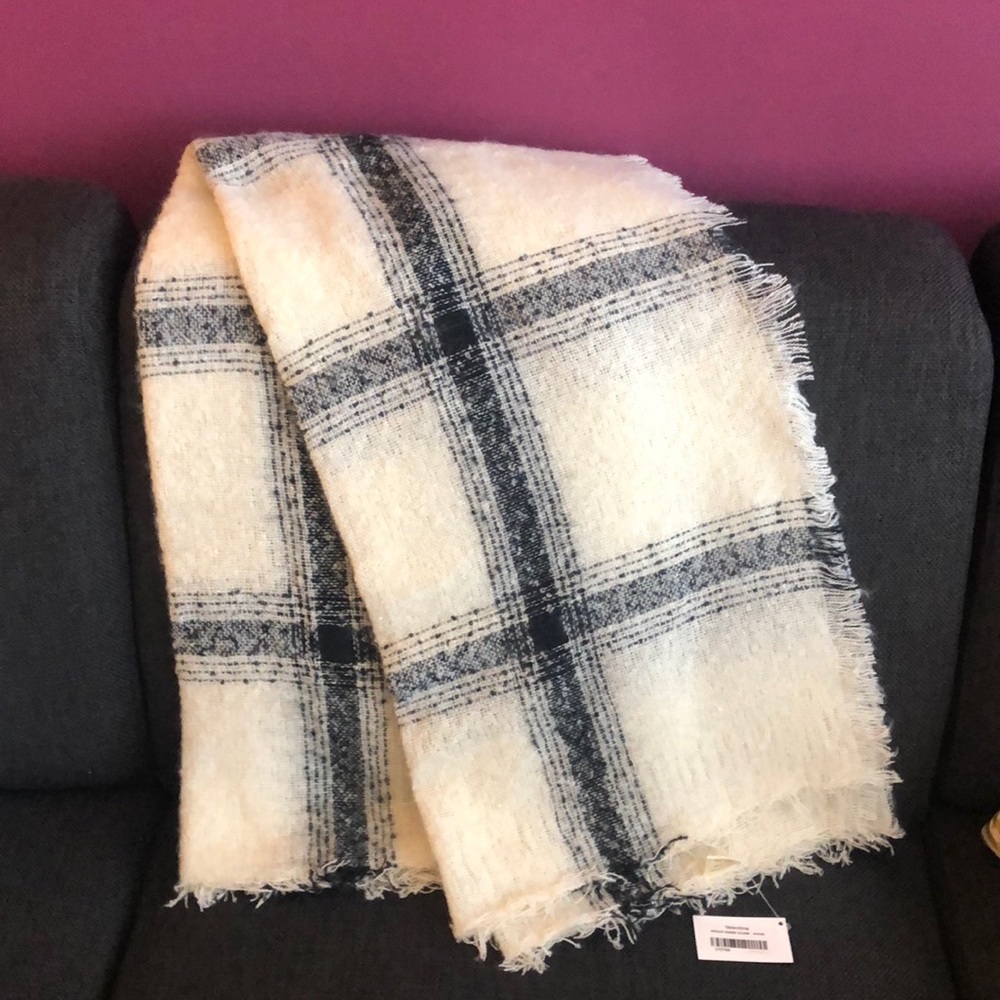Black and White Blanket Scarf